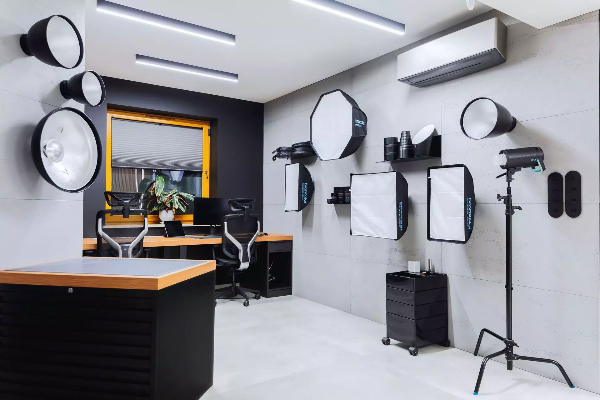 Creatsy photography studio - professional cameras, lenses and equipment display